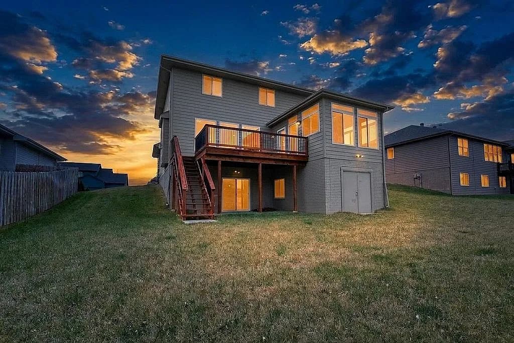 11709 S 111th St — exterior photo