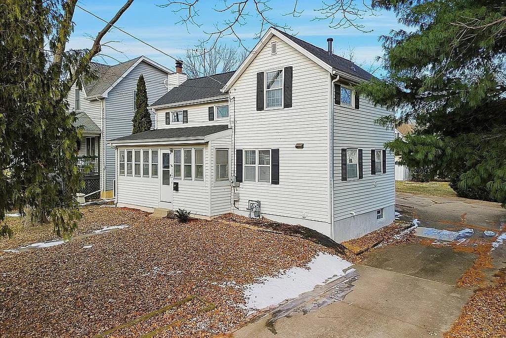 102 E Winfield St — exterior photo