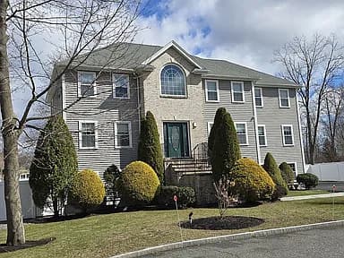2 Yvonne Dr — exterior photo