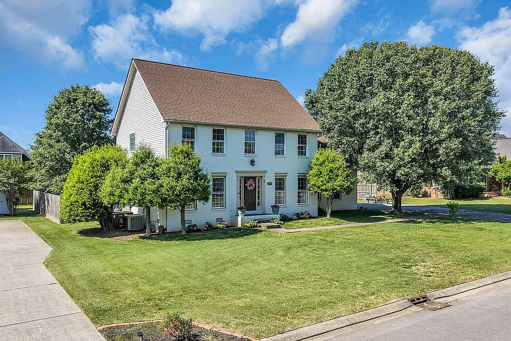 2407 Amber Glen Dr — exterior photo
