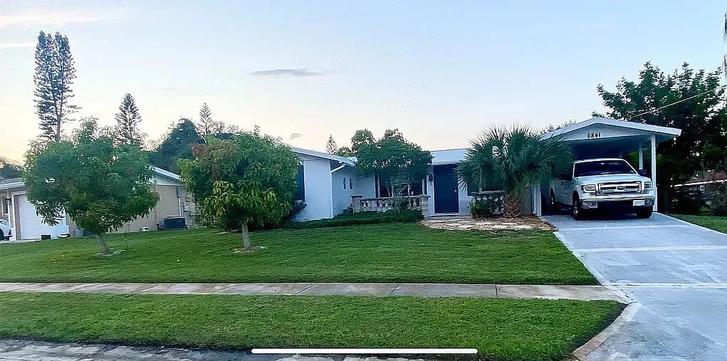 6841 Half Moon Dr — exterior photo