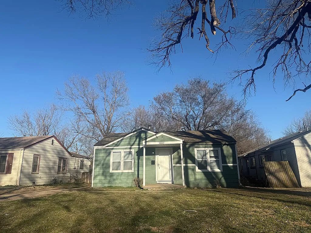1832 N Minneapolis Ave — exterior photo