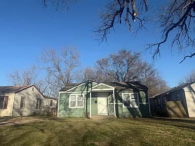 1832 N Minneapolis Ave — exterior photo