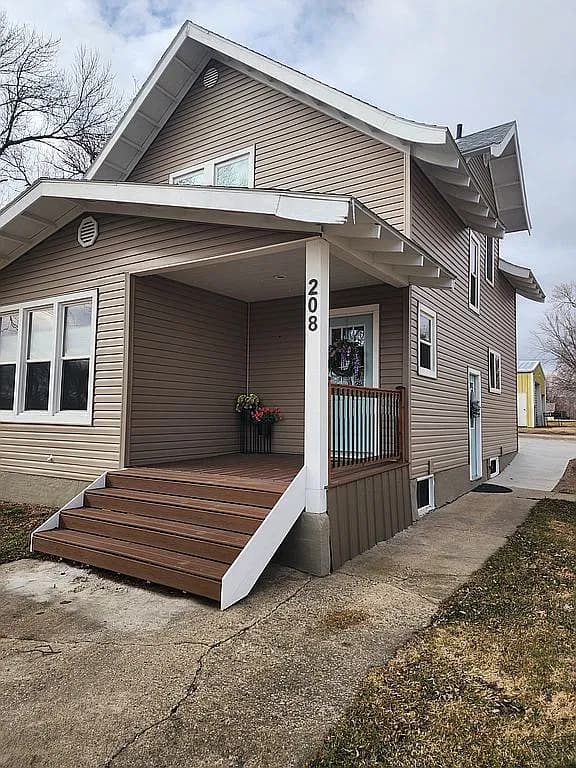 208 Dakota Ave — exterior photo