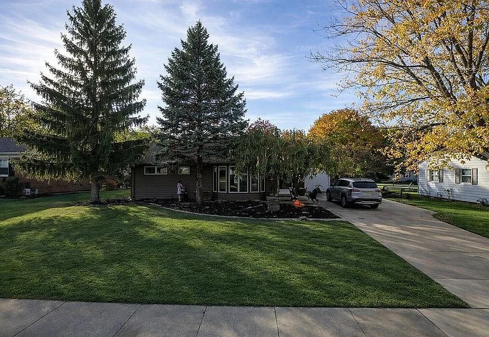 15 Circle Dr — exterior photo