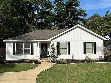 206 Day Ave N — exterior photo