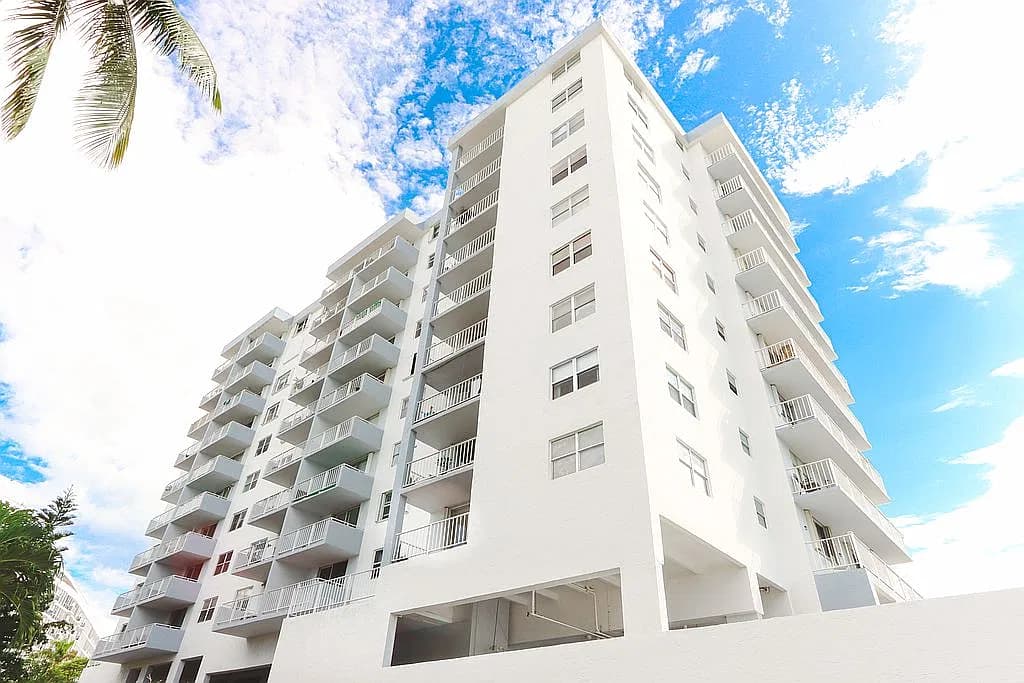 6900 Bay Dr APT 3I — exterior photo