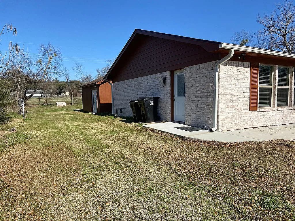 742 Henderson St — exterior photo
