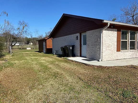 742 Henderson St — exterior photo