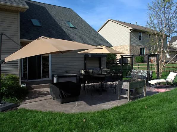 55 Martin Ln — exterior photo