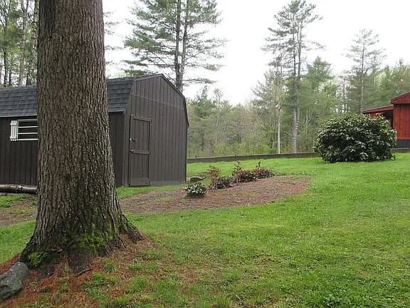 385 Lyon Rd — exterior photo