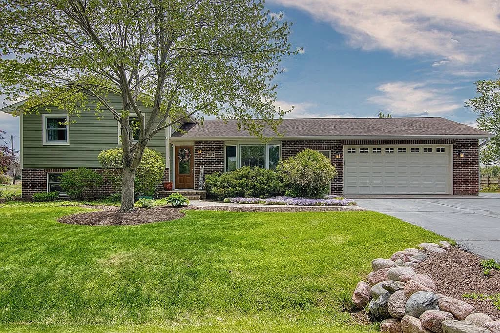 17817 Meadow Ln — exterior photo