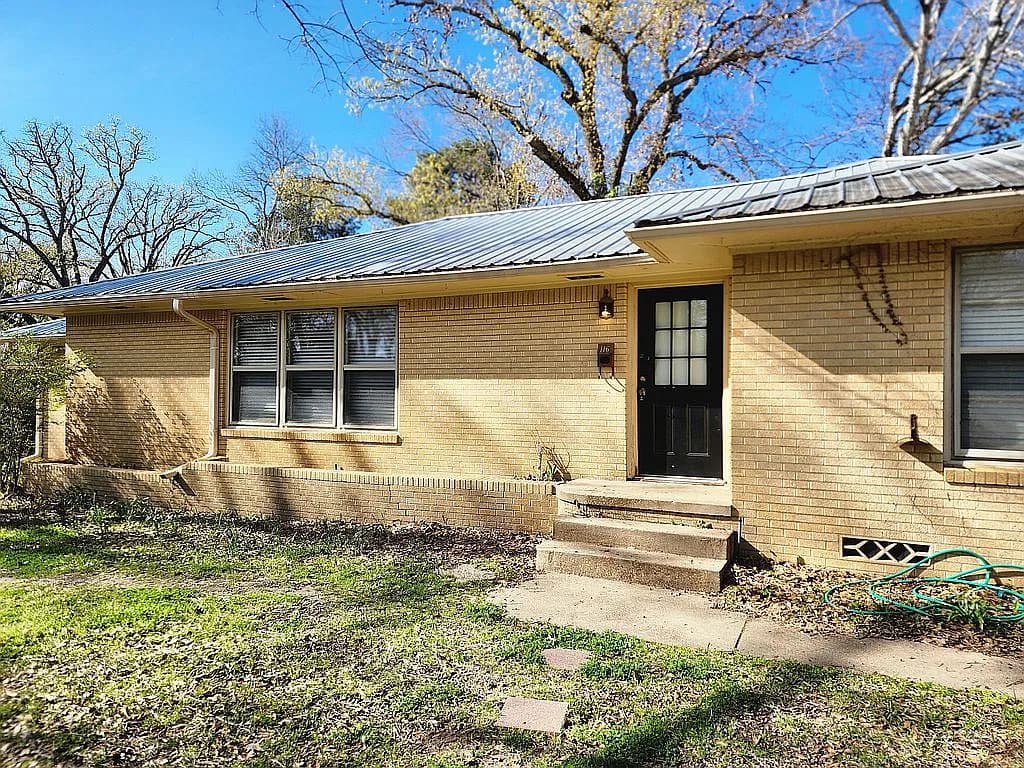 116 Thunderbird Dr — exterior photo