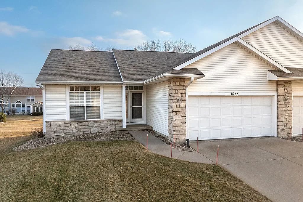 1633 Greens Way Ct NE — exterior photo