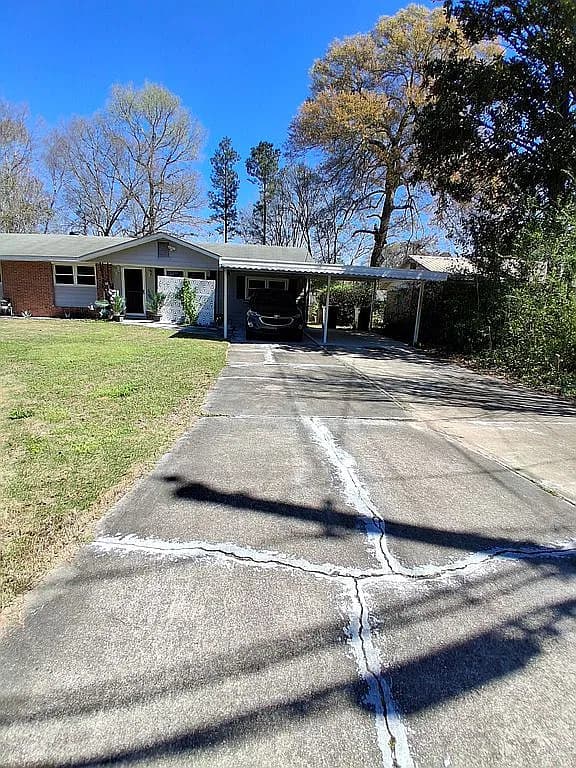 1108 Rosewood Dr — exterior photo