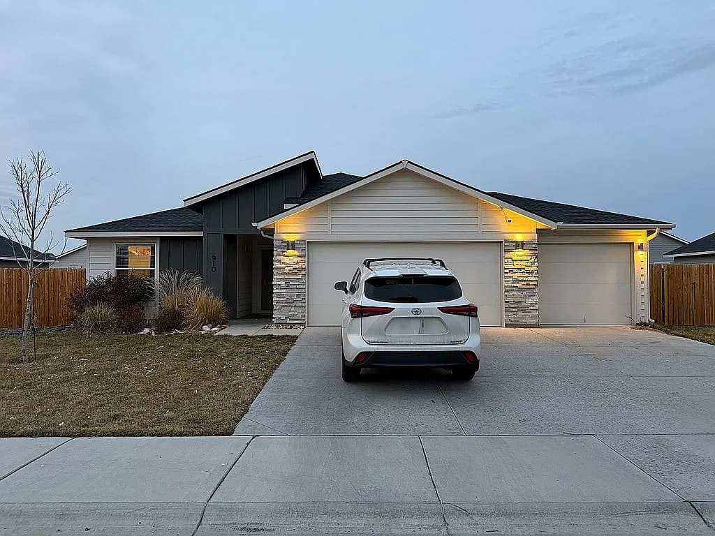 910 SW Miner St — exterior photo