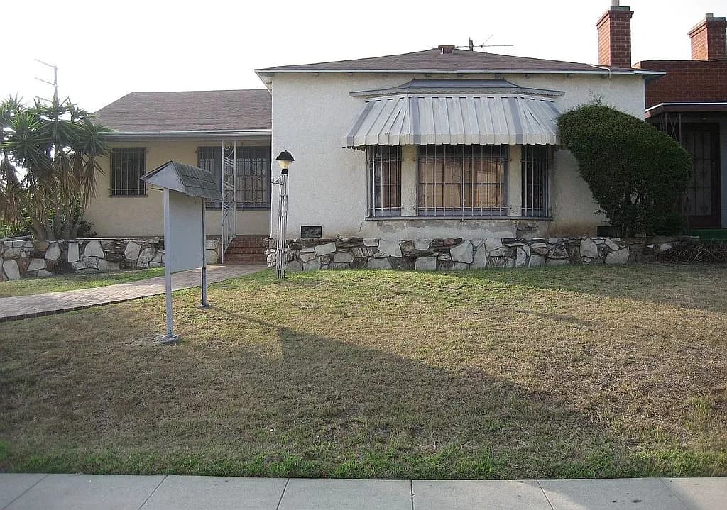 8721 Crenshaw Blvd — exterior photo