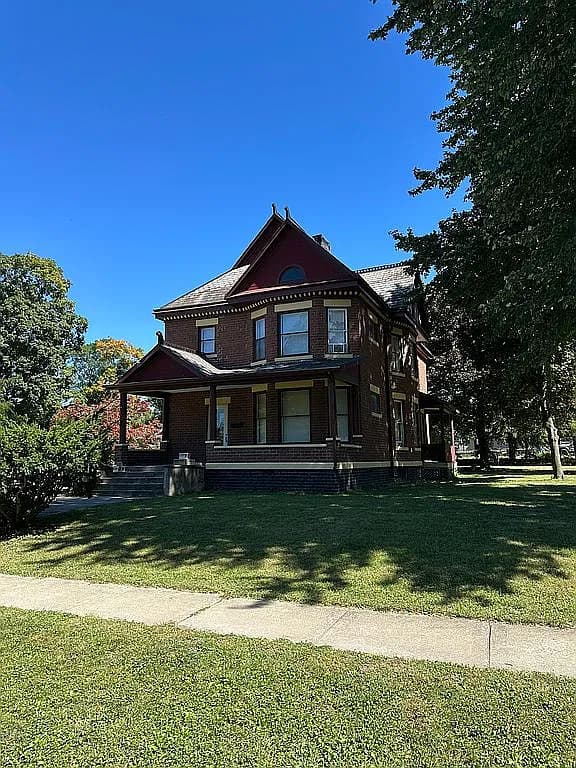 807 S Perry St — exterior photo