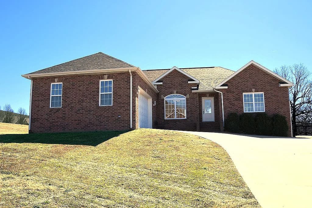 205 Hillcrest Dr — exterior photo