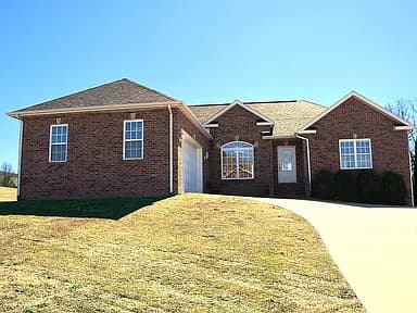 205 Hillcrest Dr — exterior photo