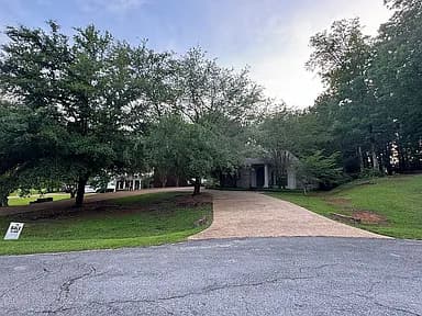 389 Longwood Dr — exterior photo