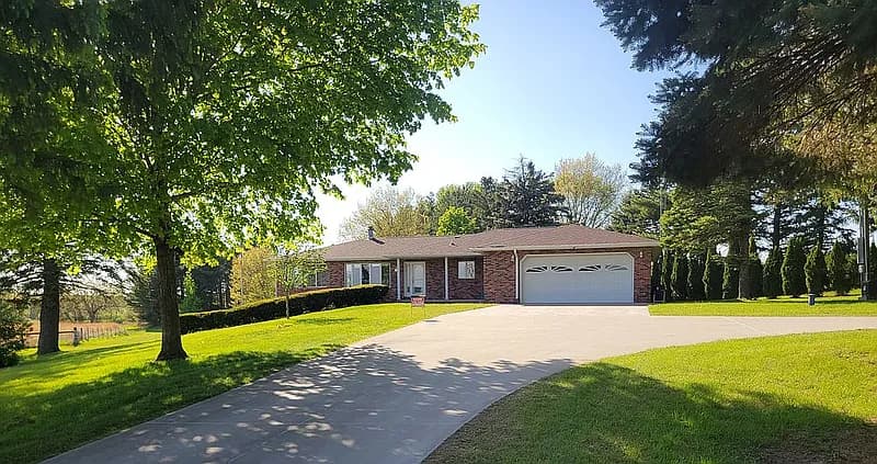 1639 Baxter Ave — exterior photo