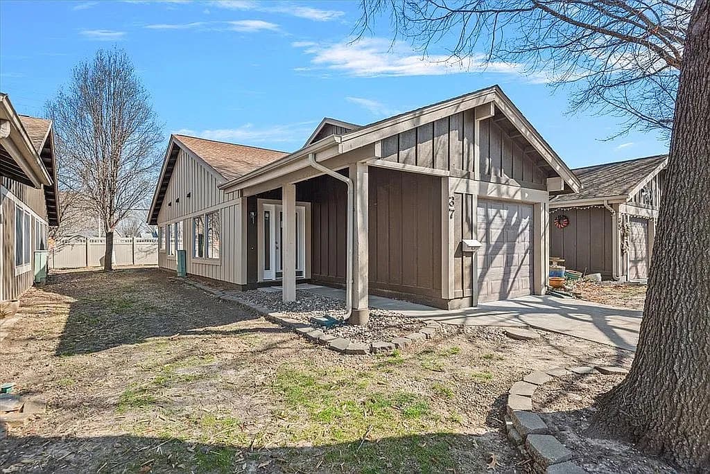 37 Redwood Ln — exterior photo