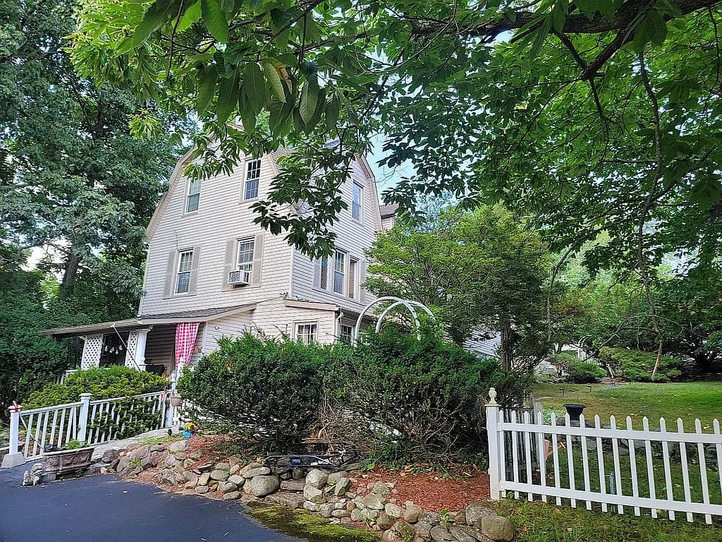 2 Webb Ct — exterior photo