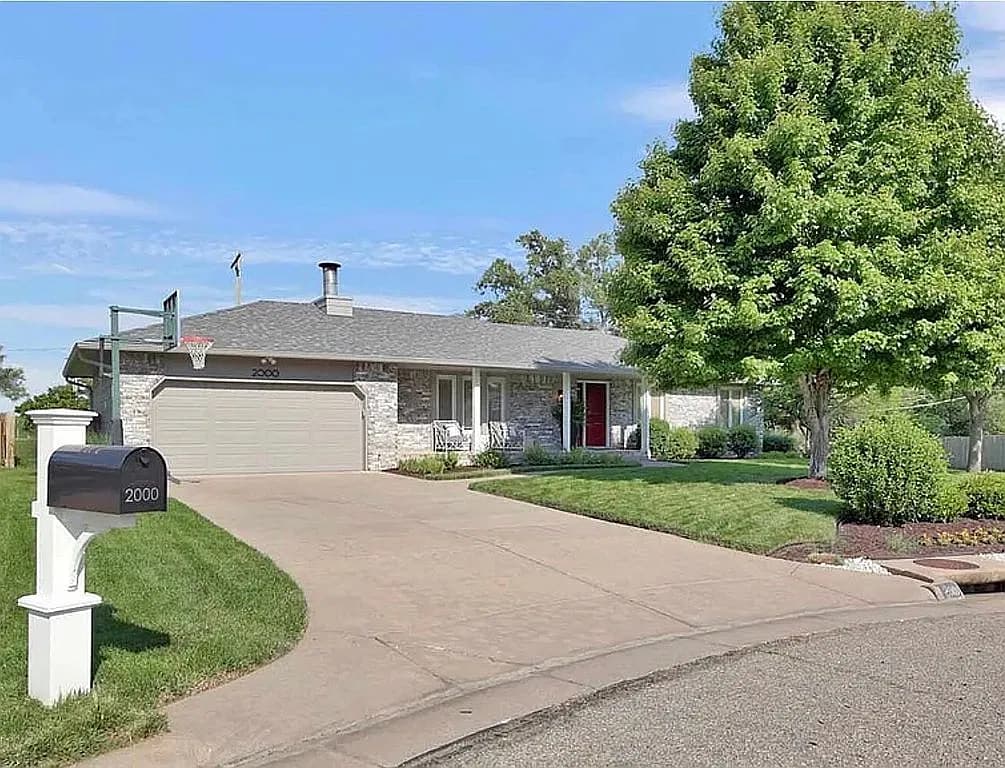 2000 Carter Ave — exterior photo