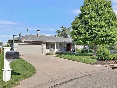 2000 Carter Ave — exterior photo