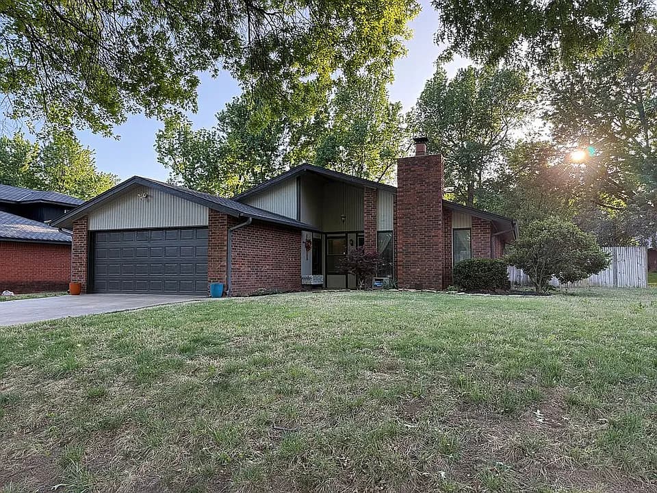 2102 Heather Rdg — exterior photo