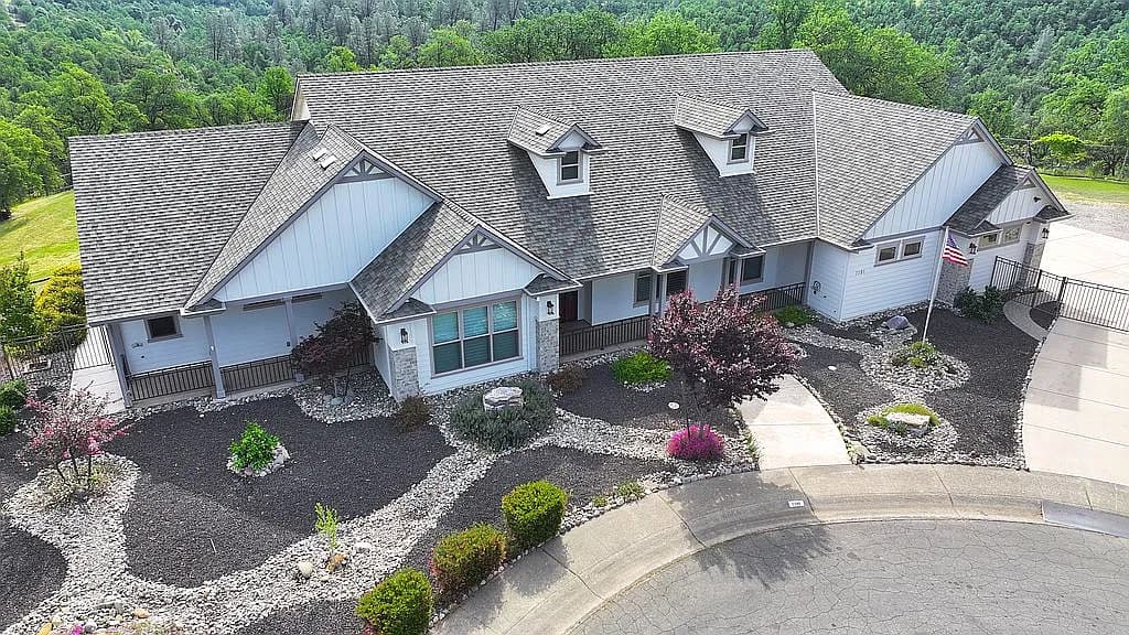 2395 Dartmouth Dr — exterior photo
