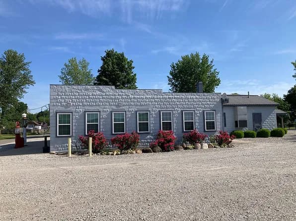 991 N Main St — exterior photo