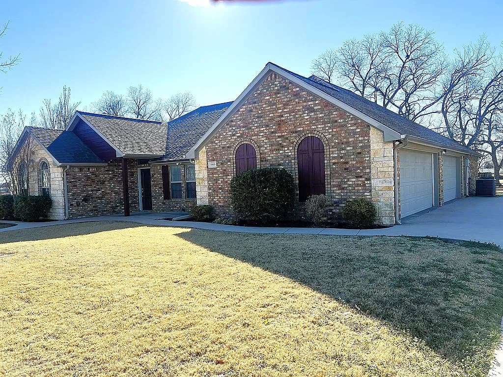 1015 Nortman Dr — exterior photo