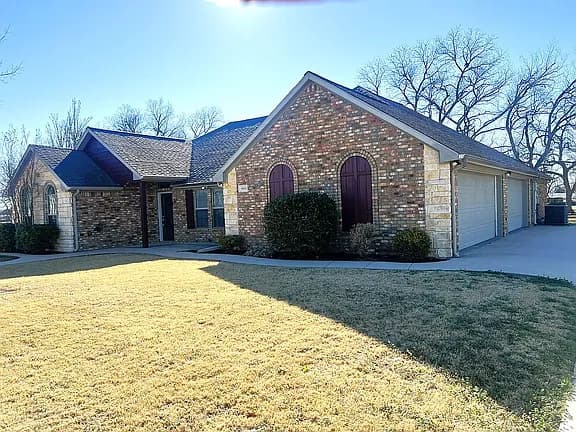 1015 Nortman Dr — exterior photo