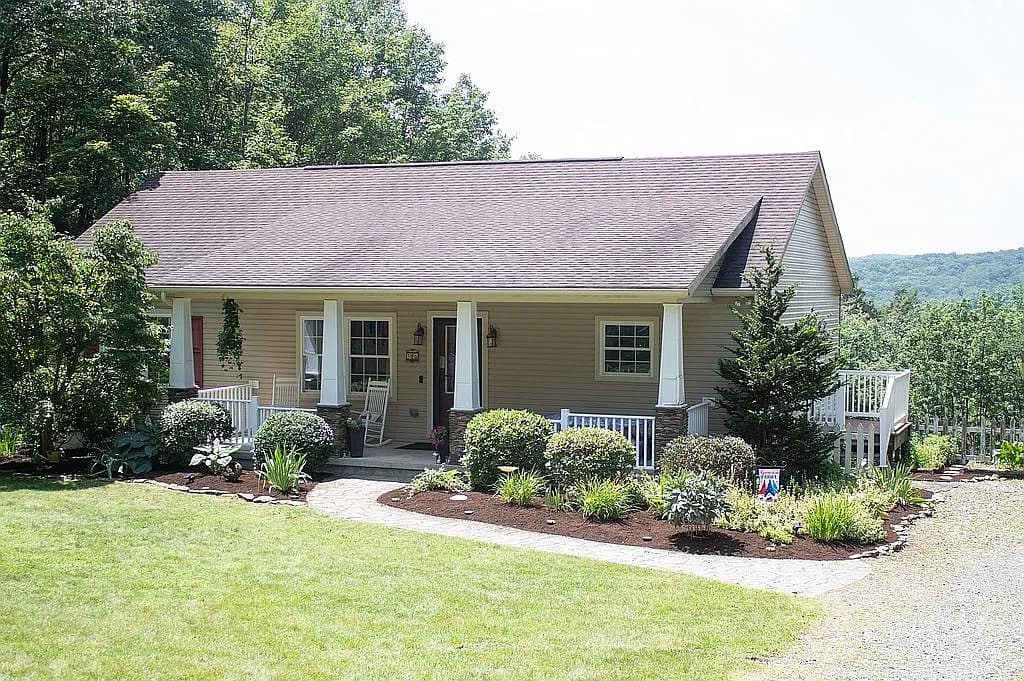 206 Hemlock Ln — exterior photo