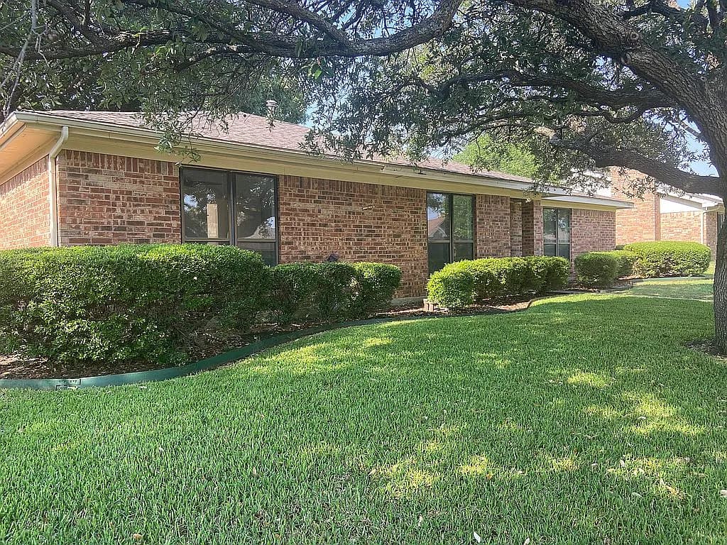 3220 Topaz Way — exterior photo