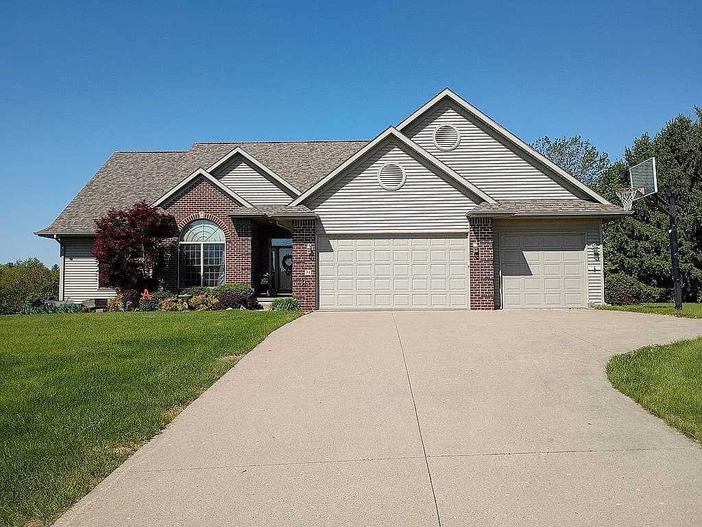 33 Pinehurst Cir — exterior photo