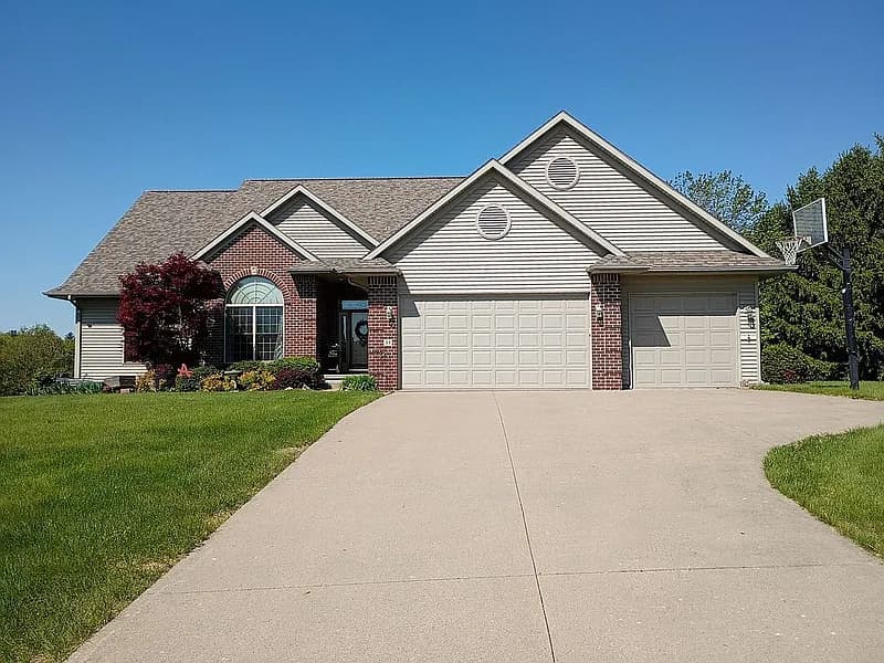 33 Pinehurst Cir — exterior photo