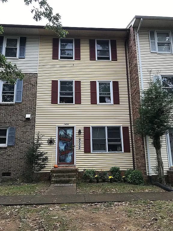 1406 Country Club Ct — exterior photo