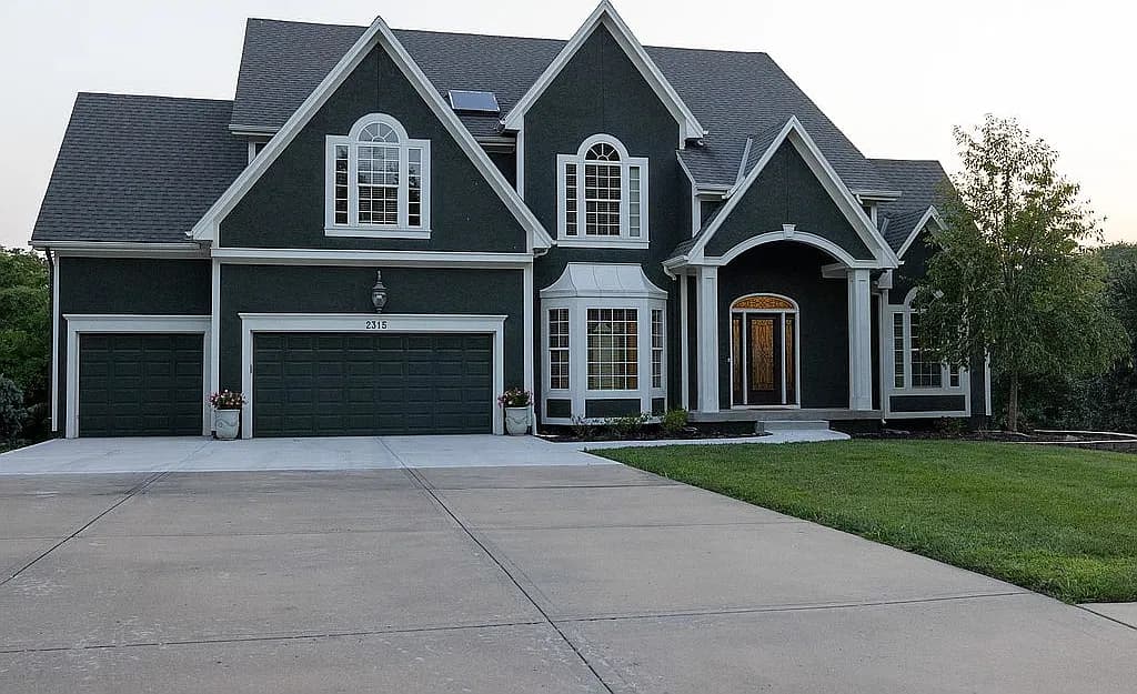 2315 NE Smokey Hill Dr — exterior photo