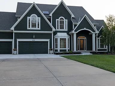 2315 NE Smokey Hill Dr — exterior photo