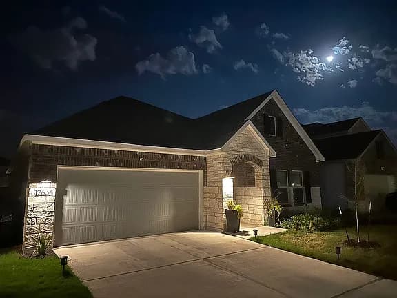 12634 Betelgeuse — exterior photo
