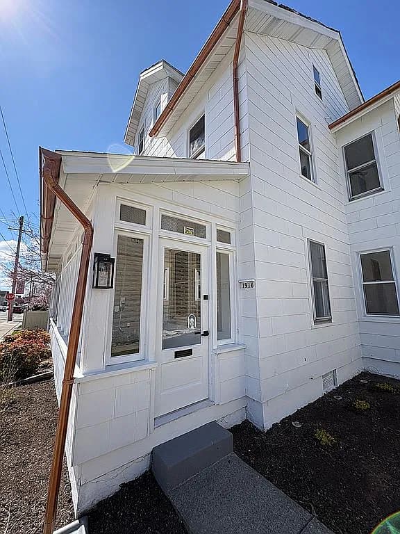 1916 Washington Ave — exterior photo