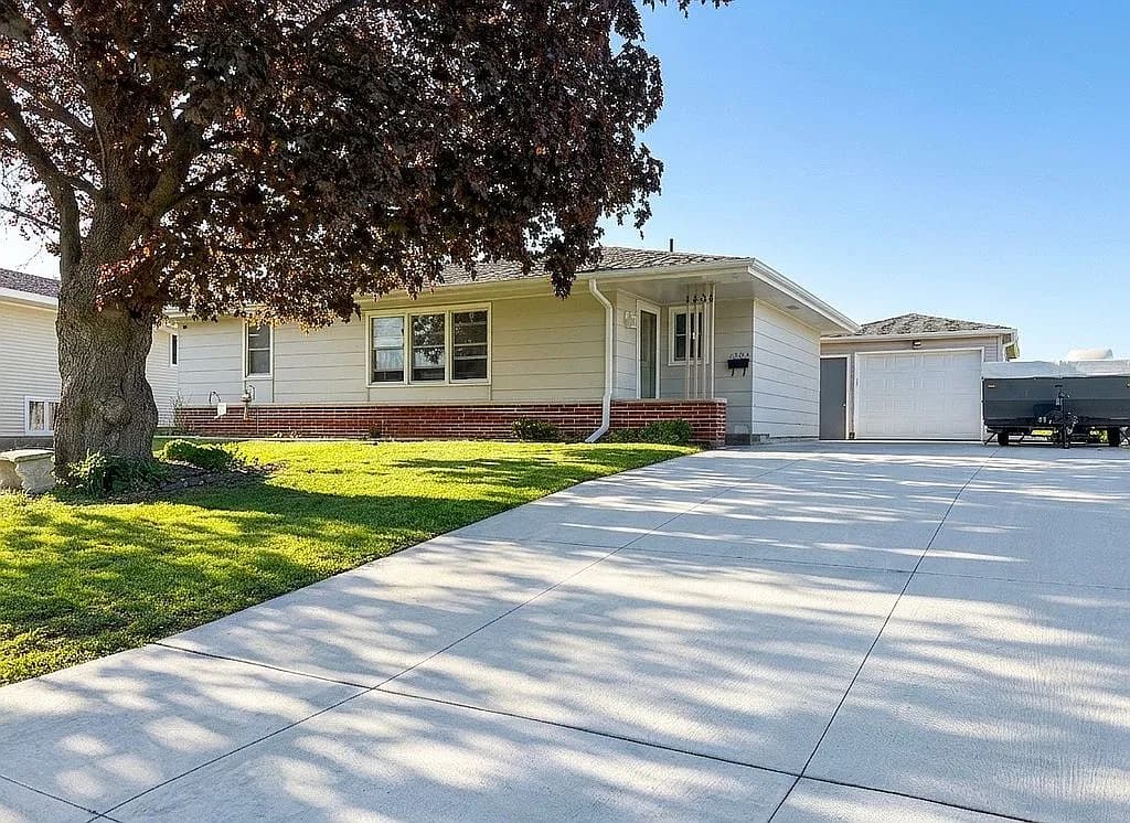 1404 N 9th Avenue Pl E — exterior photo