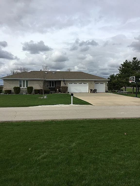 497 W Lincoln Ave — exterior photo