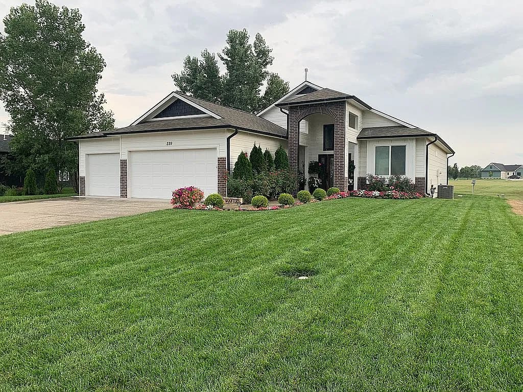 229 Lakeside Dr — exterior photo