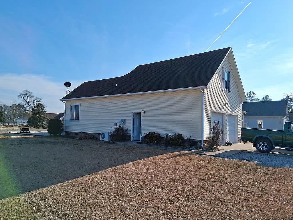576 Ludford Rd — exterior photo