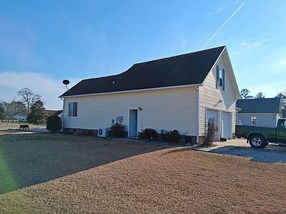 576 Ludford Rd — exterior photo