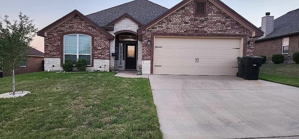 821 Karey Dr — exterior photo